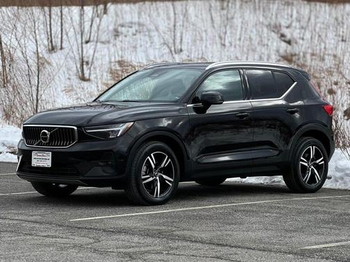 2023 Volvo XC40 B5 Plus Bright Theme