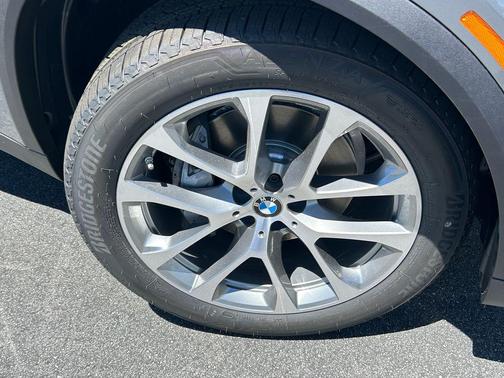 Skyscraper Grey Metallic 2026 BMW X5 xDrive40i