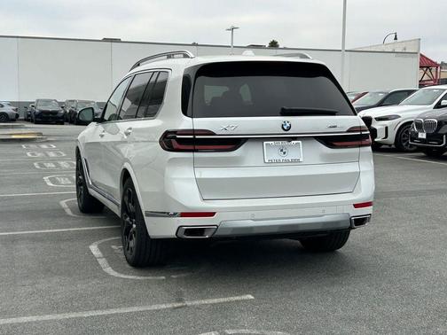 Mineral White Metallic 2027 BMW X7 xDrive40i