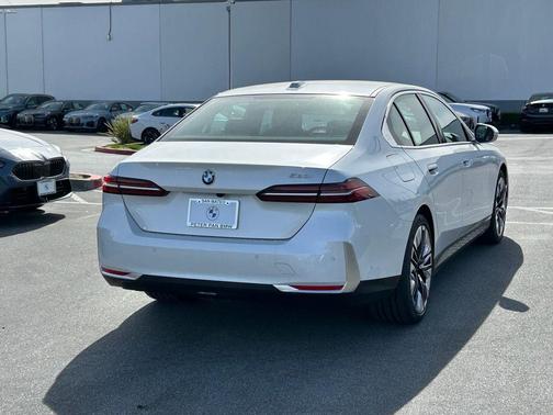 Mineral White Metallic 2026 BMW 530 i