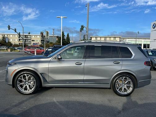 Gray Metallic 2024 BMW X7 xDrive40i