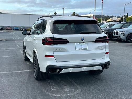 Mineral White Metallic 2026 BMW X5 xDrive40i