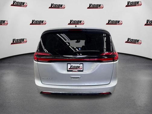 2024 Chrysler Pacifica Touring-L