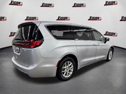 2024 Chrysler Pacifica Touring-L