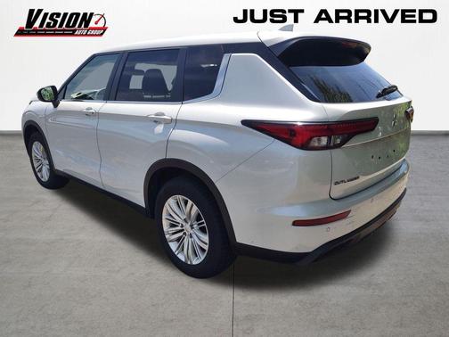 White 2022 Mitsubishi Outlander ES