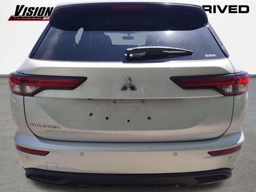 White 2022 Mitsubishi Outlander ES