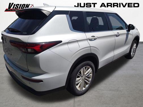 White 2022 Mitsubishi Outlander ES