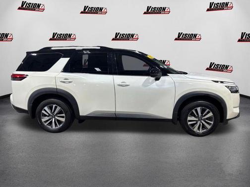 2 Tone White / Black Roof 2023 Nissan Pathfinder SL