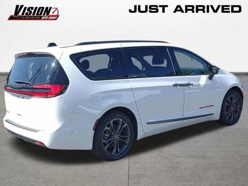 2024 Chrysler Pacifica Touring-L