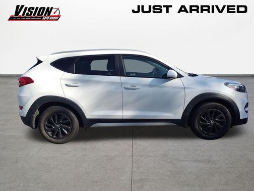 Dazzling White 2017 Hyundai TUCSON SE