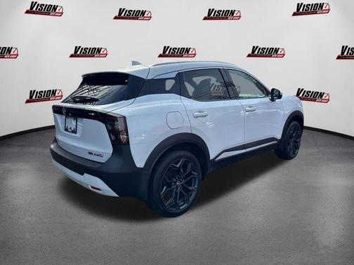 Aspen White Tri 2025 Nissan Kicks SR