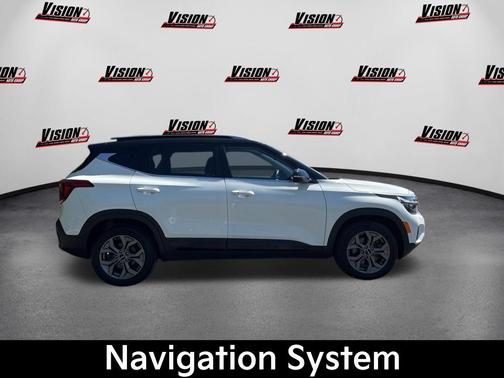 Clear White / Black Roof 2024 Kia Seltos S