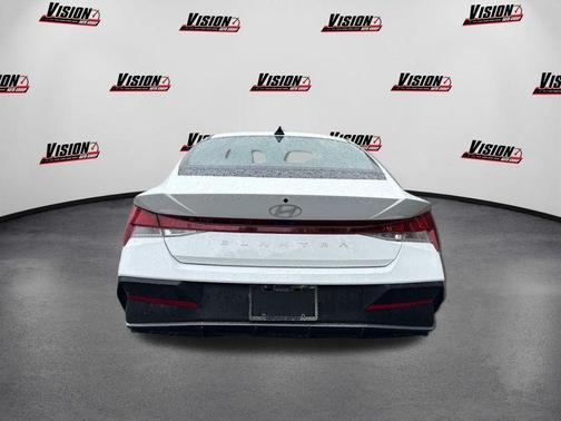 2024 Hyundai ELANTRA SE