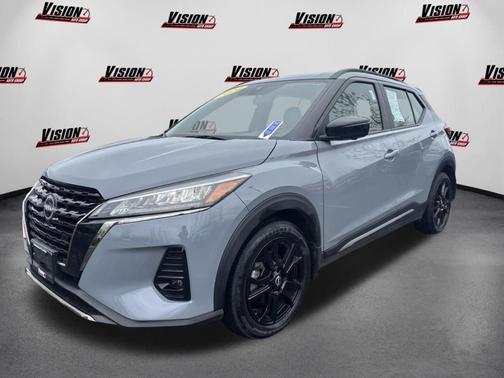Boulder Gray Metallic 2024 Nissan Kicks SR