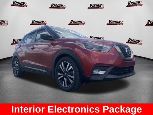 Cayenne Red / Super Black 2019 Nissan Kicks SR