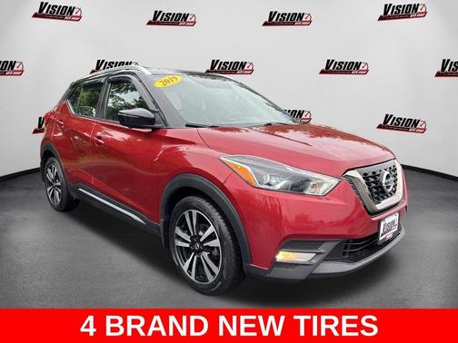 Cayenne Red / Super Black 2019 Nissan Kicks SR