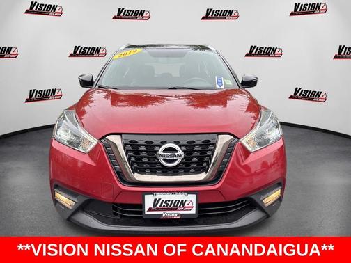 Cayenne Red / Super Black 2019 Nissan Kicks SR