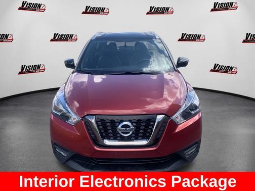 Cayenne Red / Super Black 2019 Nissan Kicks SR
