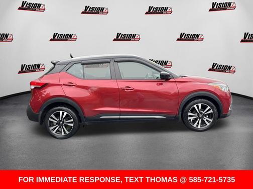 Cayenne Red / Super Black 2019 Nissan Kicks SR