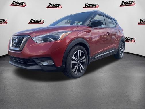 Cayenne Red / Super Black 2019 Nissan Kicks SR