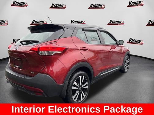 Cayenne Red / Super Black 2019 Nissan Kicks SR
