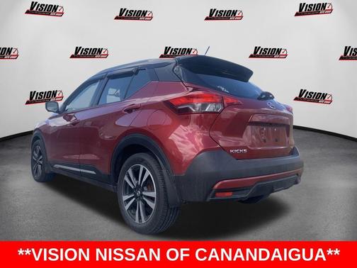 Cayenne Red / Super Black 2019 Nissan Kicks SR