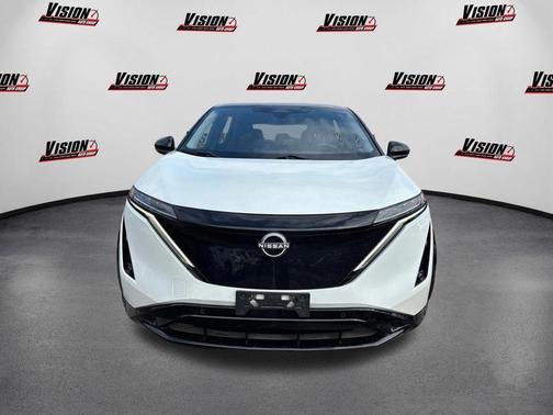 2 Tone White / Black Roof 2023 Nissan ARIYA VENTURE+