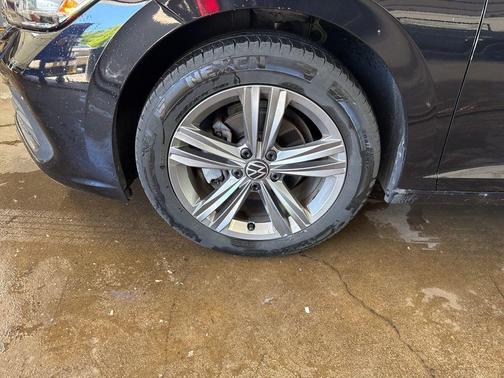 Deep Black Pearl Effect 2023 Volkswagen Jetta 1.5T SE