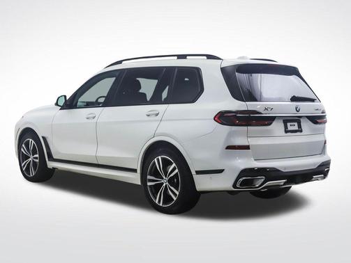 Mineral White Metallic 2023 BMW X7 xDrive40i