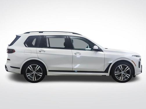 Mineral White Metallic 2023 BMW X7 xDrive40i
