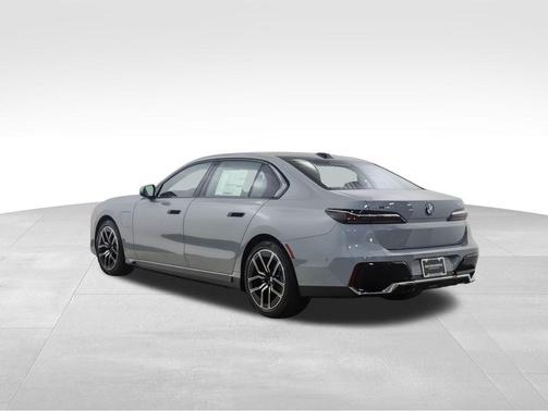 2026 BMW 750e i xDrive