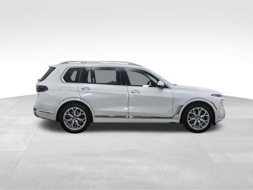 Mineral White Metallic 2024 BMW X7 xDrive40i