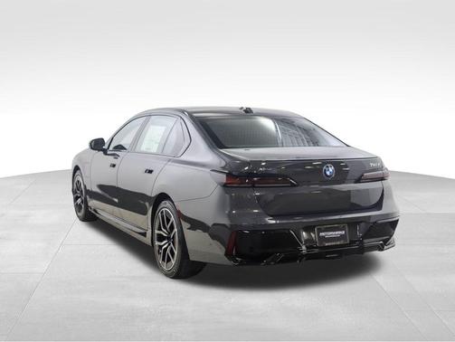 2026 BMW 750e i xDrive