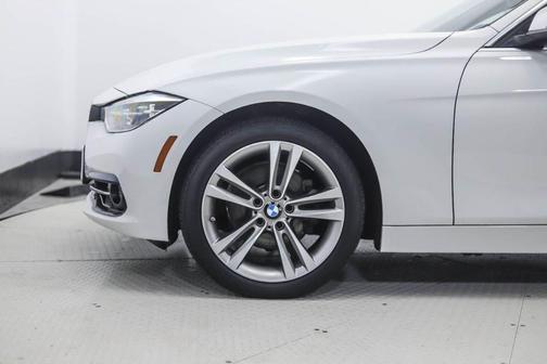 Photo 3 of 54 of 2018 BMW 330 i xDrive