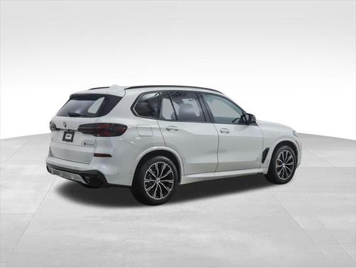 2025 BMW X5 M60i