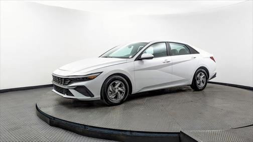 2024 Hyundai ELANTRA SE