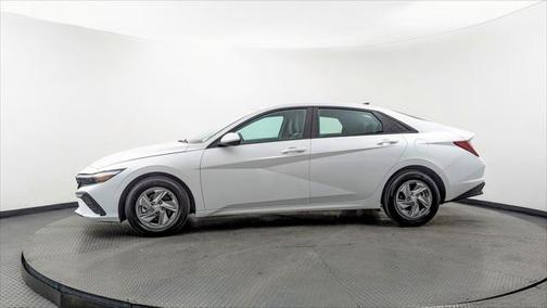 2024 Hyundai ELANTRA SE