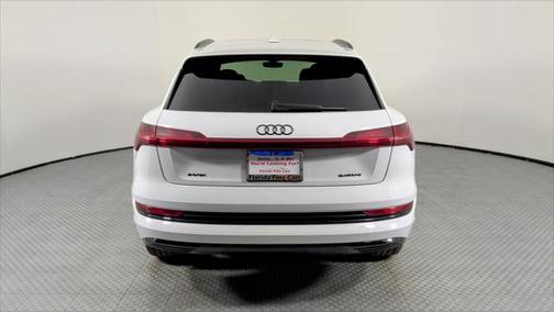 2022 Audi e-tron Premium Plus