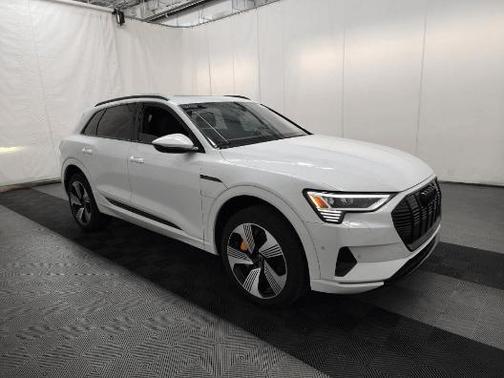 2022 Audi e-tron Premium Plus