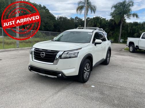 2022 Nissan Pathfinder SL