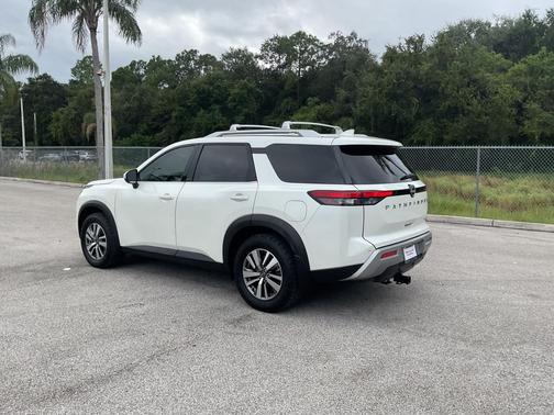 2022 Nissan Pathfinder SL