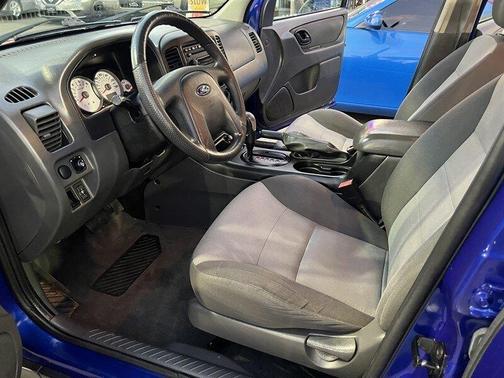 Photo 2 of 15 of 2005 Ford Escape XLS