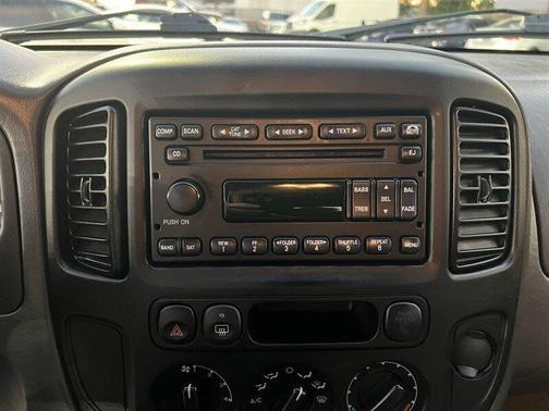 Photo 3 of 15 of 2005 Ford Escape XLS