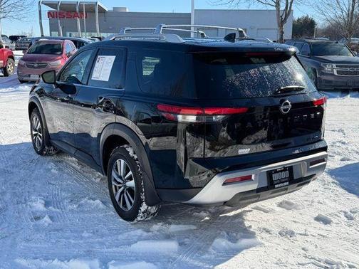 2023 Nissan Pathfinder SL