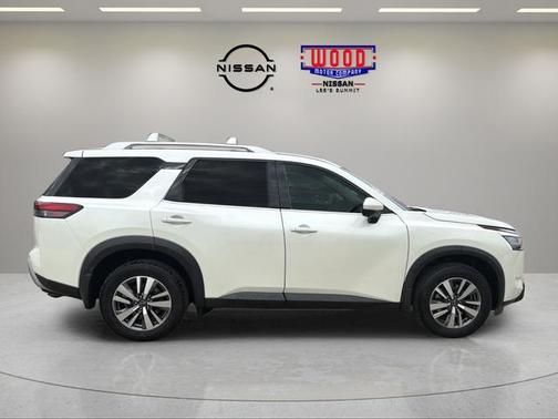 Pearl White Tri-Coat 2024 Nissan Pathfinder SL