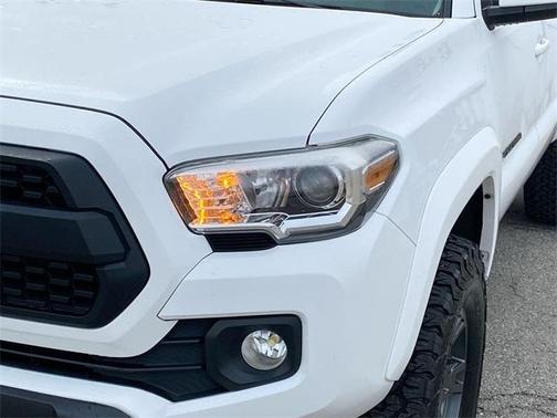Photo 4 of 38 of 2017 Toyota Tacoma SR5