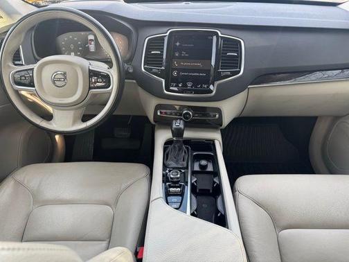2017 Volvo XC90 T6 Momentum