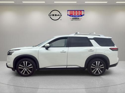 White 2023 Nissan Pathfinder Platinum