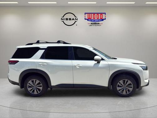 White 2023 Nissan Pathfinder SV