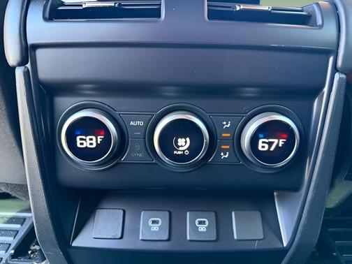 2023 Land Rover Defender SE